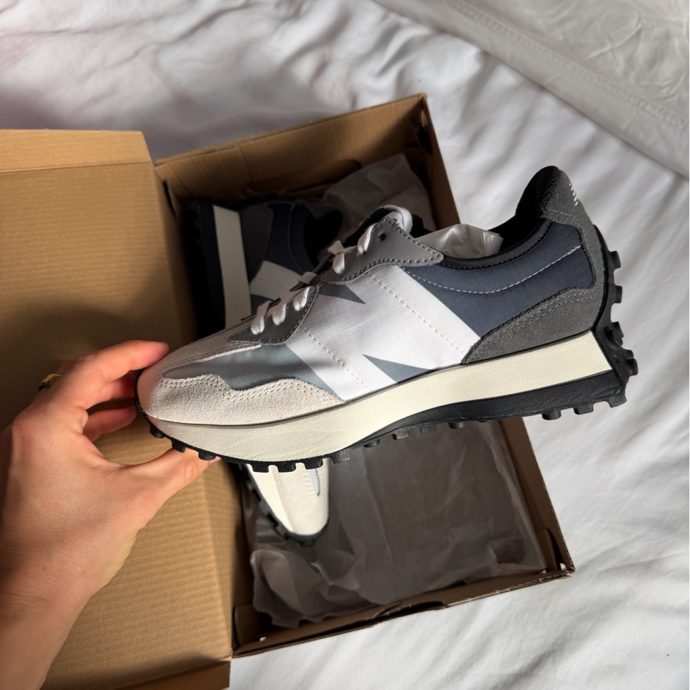 FIGS | New Balance 327